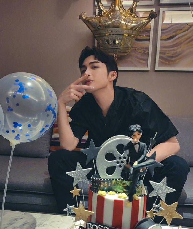 组图张彬彬晒庆生照对镜比耶称感恩生命中遇见的每一个你们