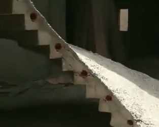 男子家中盖新房，没想到看到这样的楼梯，这是不是修反了！休闲区蓝鸢梦想 - Www.slyday.coM