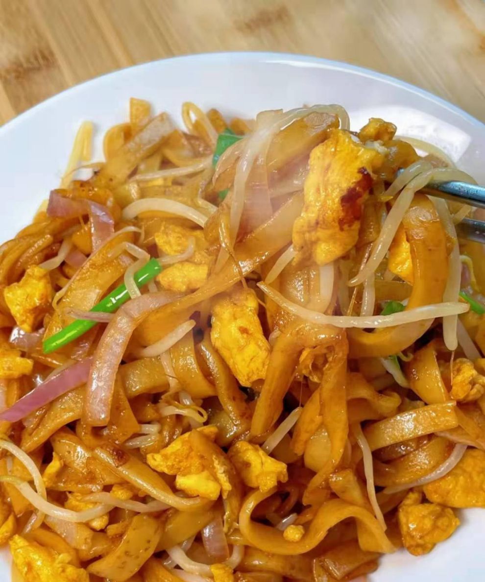 烹饪小诀窍:需要挑选好河粉,洋葱和鸡蛋,掌握炒河粉和其他配菜的顺序