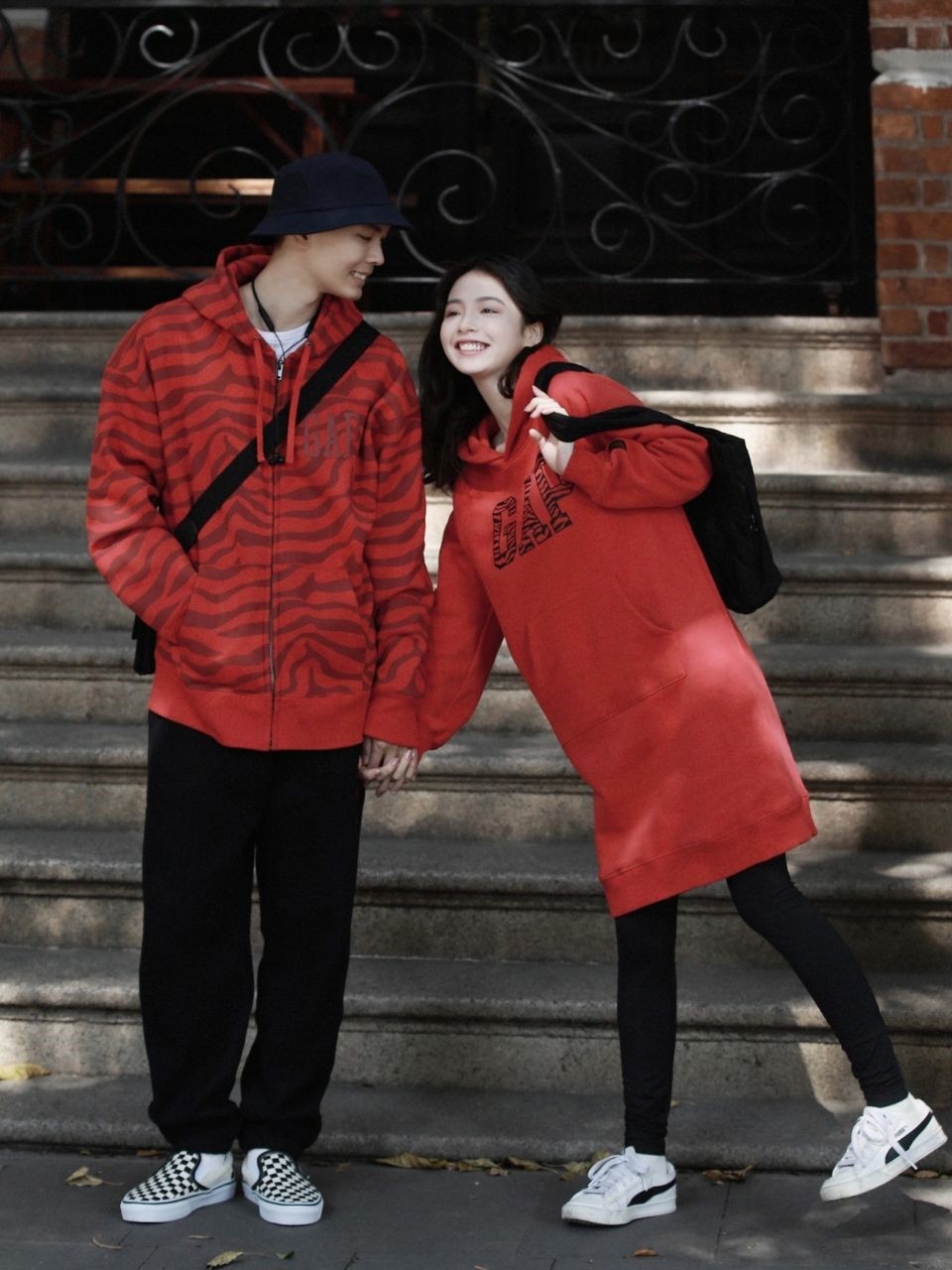 这对网红cp我嗑了！教科书般的“情侣装穿搭”，满屏冒粉红泡泡休闲区蓝鸢梦想 - Www.slyday.coM