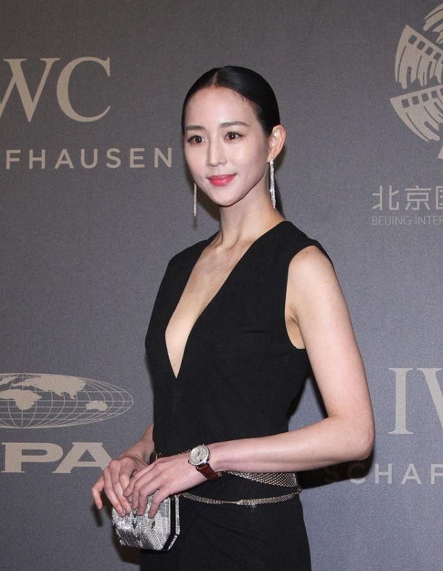 张钧甯真不遮掩穿v领裙还配高开叉身材有点肉但成熟贵气