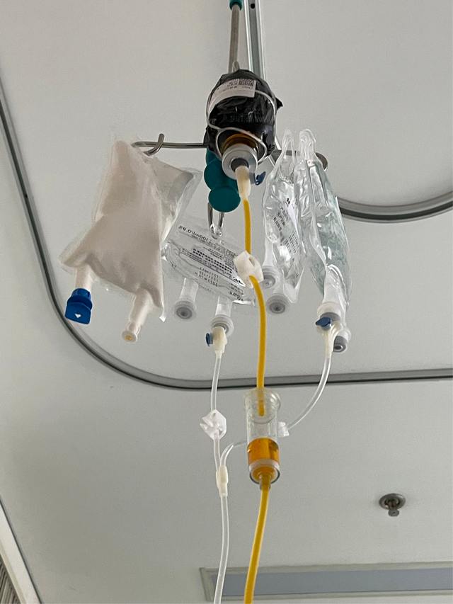 39岁男星做完手术报平安躺床上输液5袋手上针孔青肿明显