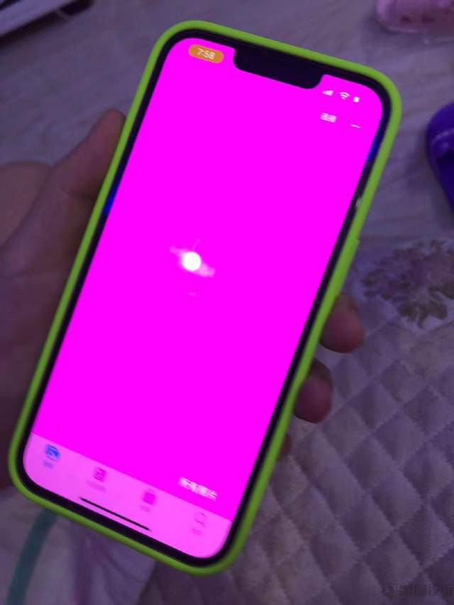 苹果iPhone 13系列出现粉屏问题？伴随卡顿、闪退及自动重启休闲区蓝鸢梦想 - Www.slyday.coM