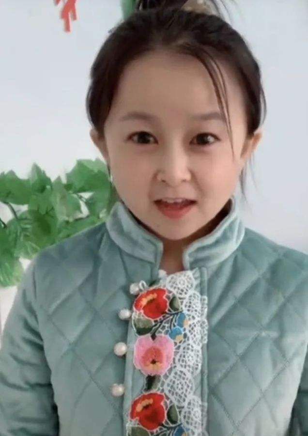 袖珍人朱洁身高1米28在父母离婚阴影中长大33岁幸福圆满