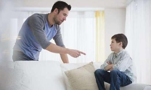 家长在学校打骂孩子，当着老师的面！老师要不要管？两难休闲区蓝鸢梦想 - Www.slyday.coM