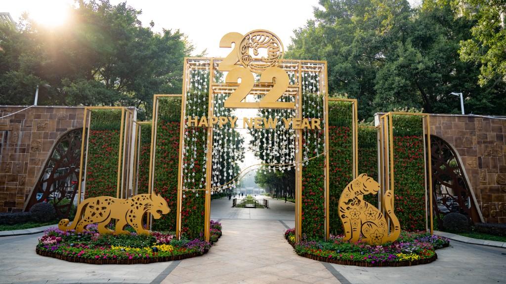 金虎报春佛山禅城街头设置多处迎新春景观小品