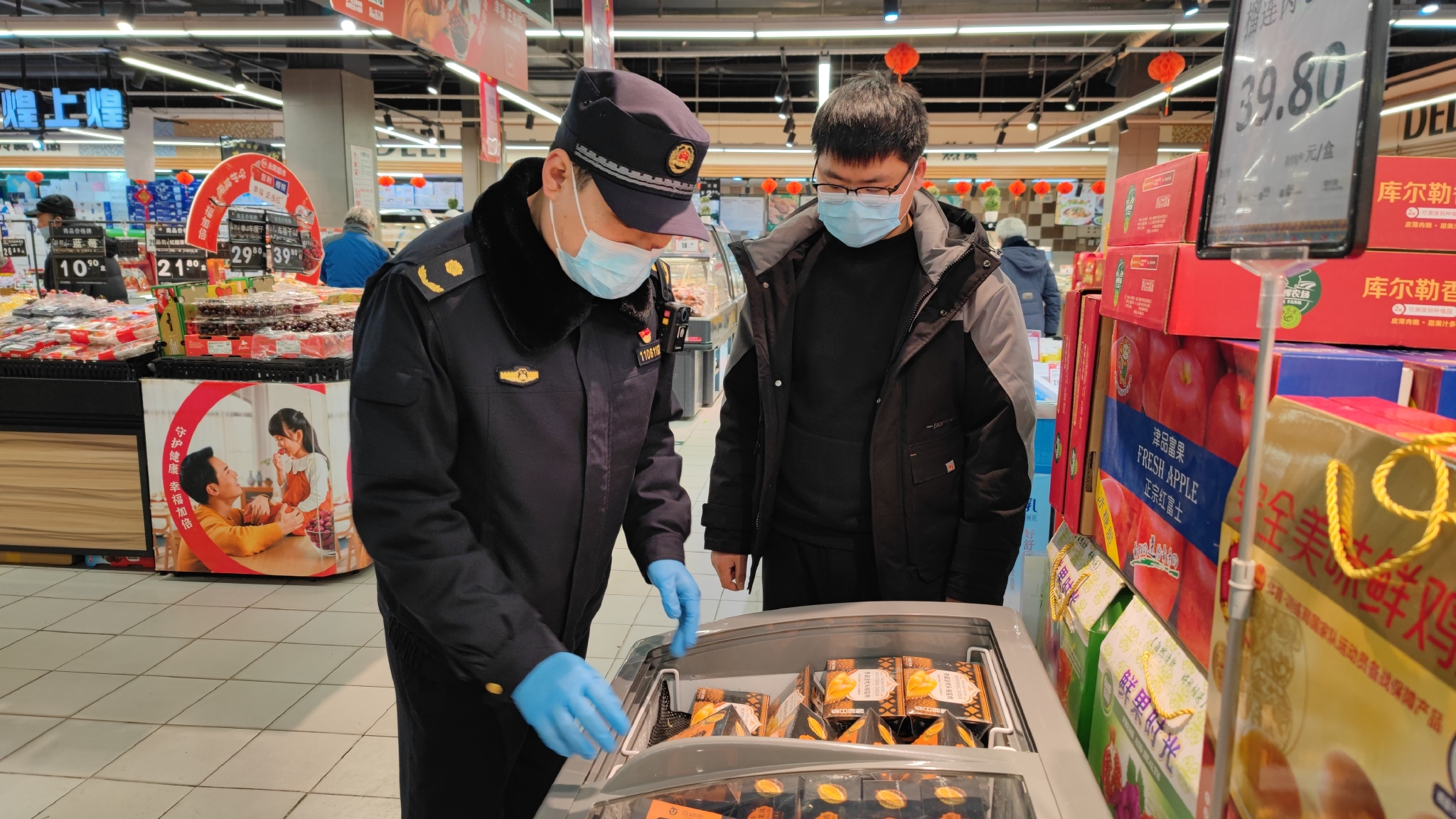 海淀城管开展扫雪铲冰疫情防控双项执法|城管|疫情|新冠肺炎_新浪新闻