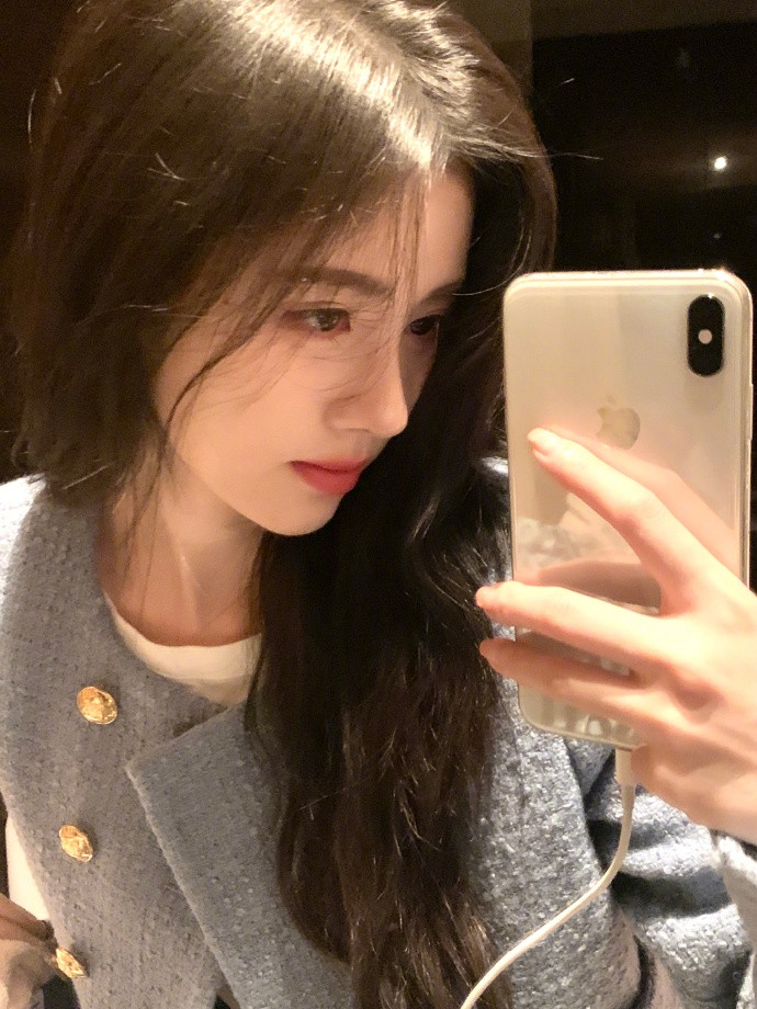 鞠婧祎晒怼脸自拍照长波浪卷发气质淑女