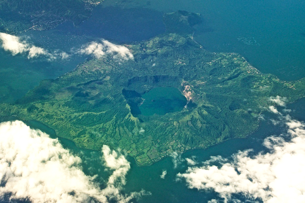 鸟瞰菲律宾塔阿尔火山 