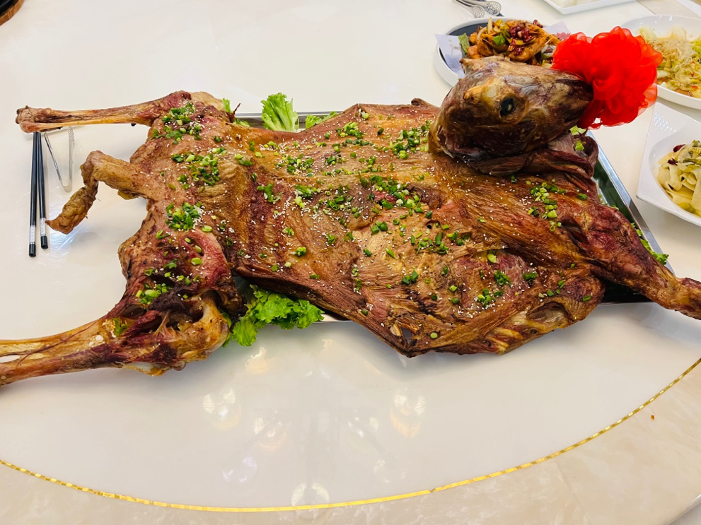 色香味俱全的永昌烤羊羔子,成为一道妥妥的硬菜.小龙|摄