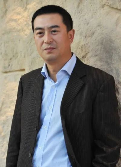 51岁张嘉译好像病情加重,头发花白背影佝偻像老头,穿拖鞋接地气