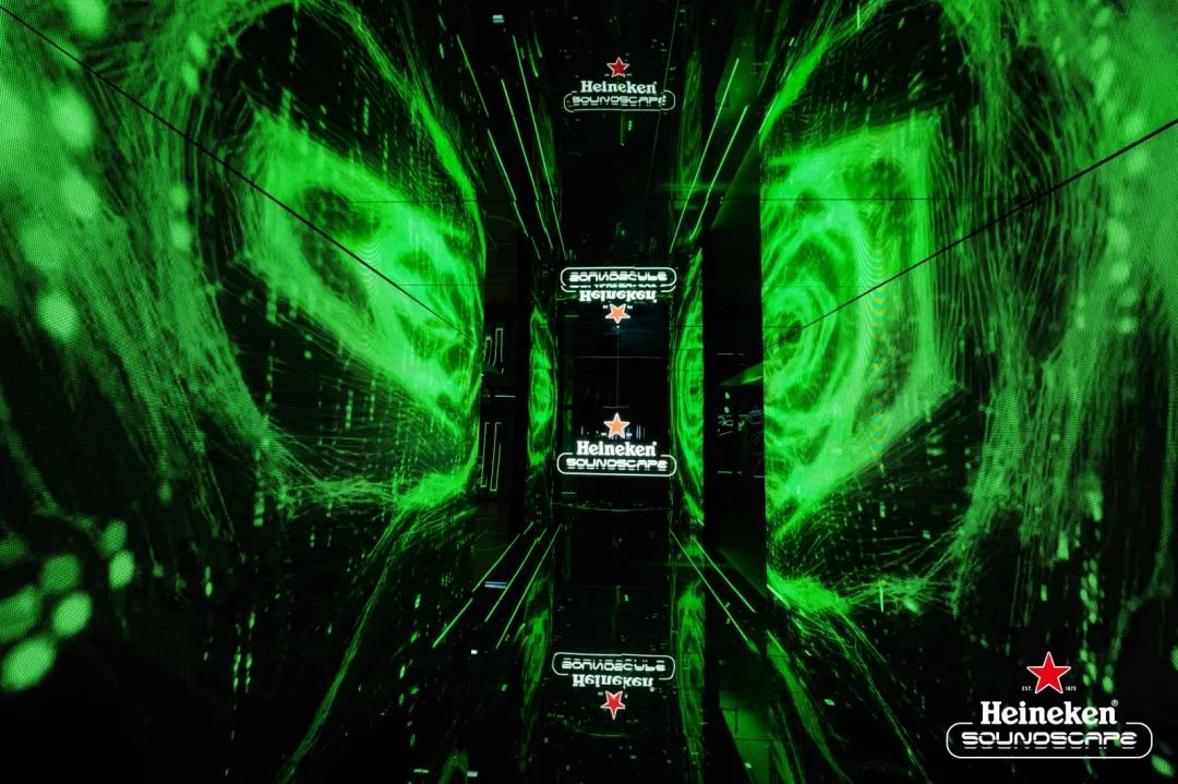 步入舞台区之后,派对在绿色幻梦中开启,双层屏幕给每位raver带来了