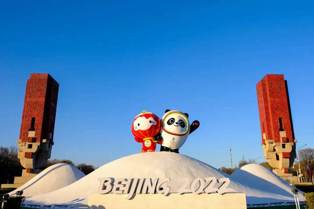 北京奥林匹克塔冰墩墩图片