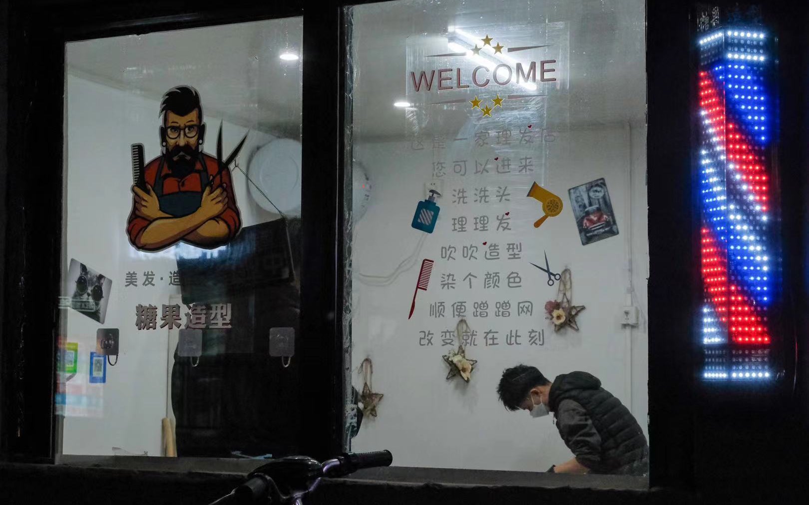 定福庄园艺场的理发店已恢复正常营业。新京报记者 王子诚 摄