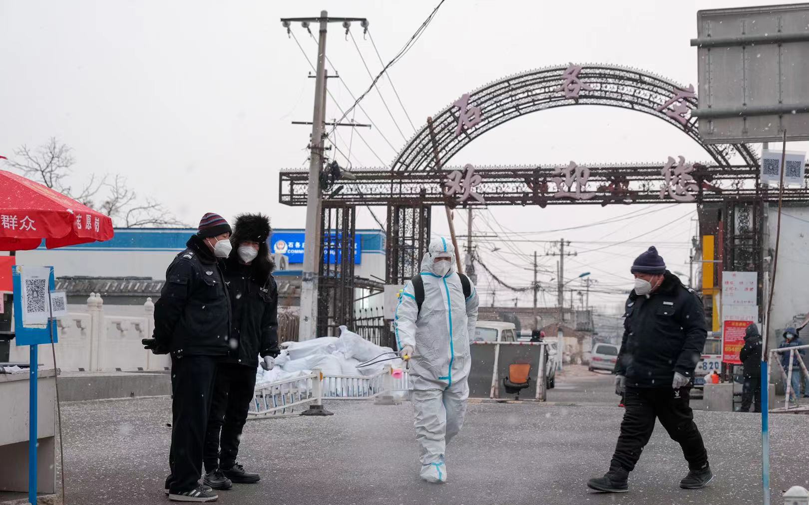 石各庄村北门，工作人员在进行消杀。新京报记者 王子诚 摄