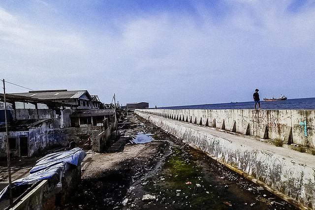 当地时间2021年4月3日，印度尼西亚雅加达，当地的海堤。雅加达的地面正在下沉。图自人民视觉