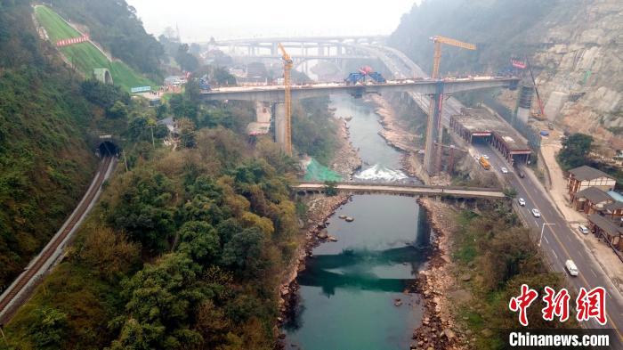 左边既有铁路宜珙支线南广隧道上方为正在建设的自宜高铁板栗山隧道和