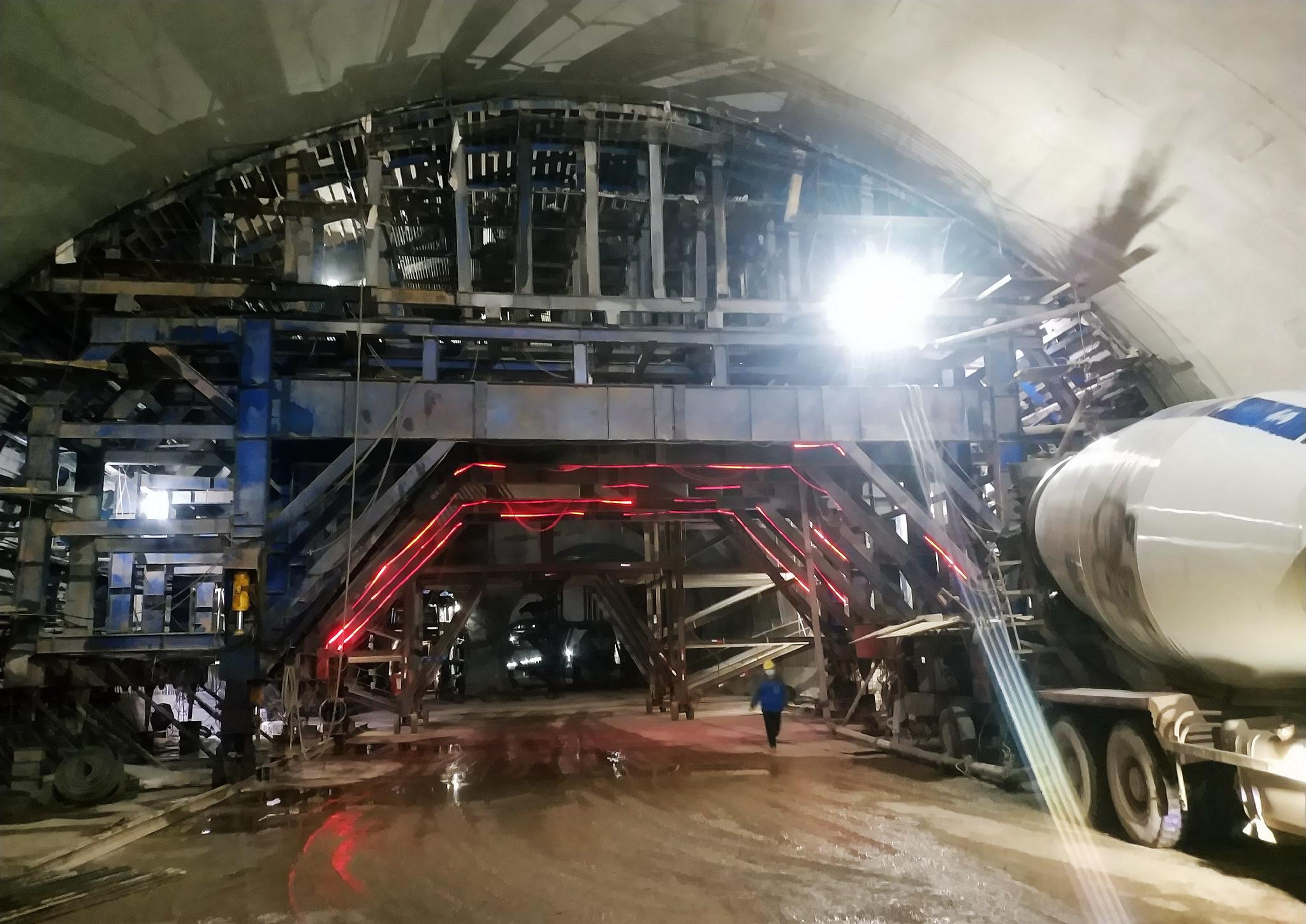 隧道二衬施工. 刘恒 摄