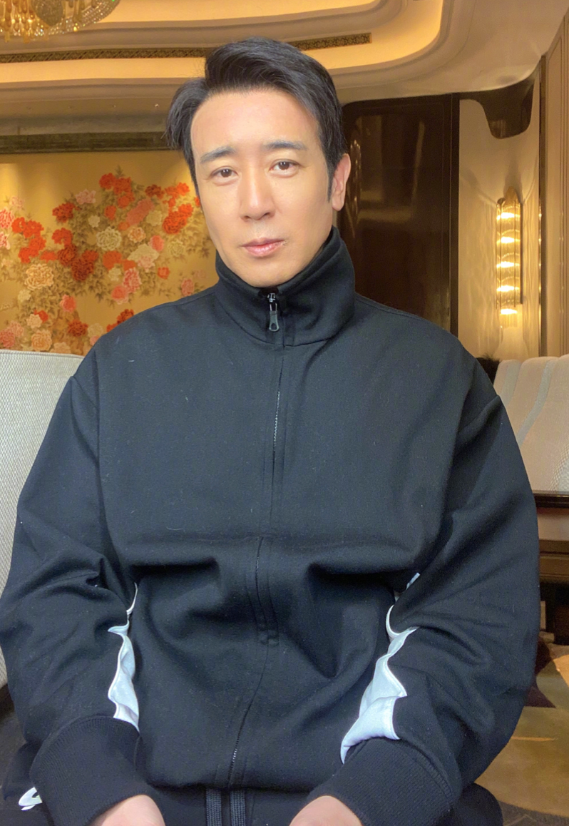 于和伟晒夸张美颜照尖下巴水光肌搞笑自侃