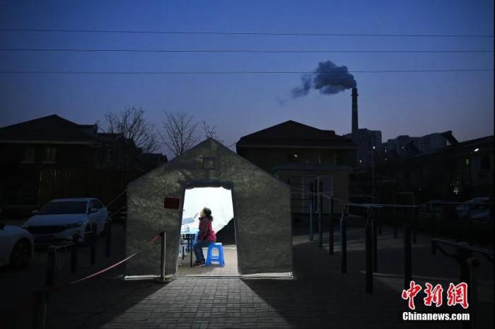 资料图：天津市民做核酸检测。中新社记者 佟郁 摄