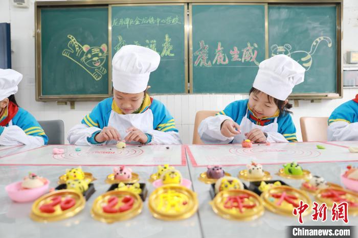 小学生正在制作虎年春节花馍。　杨尚威 摄