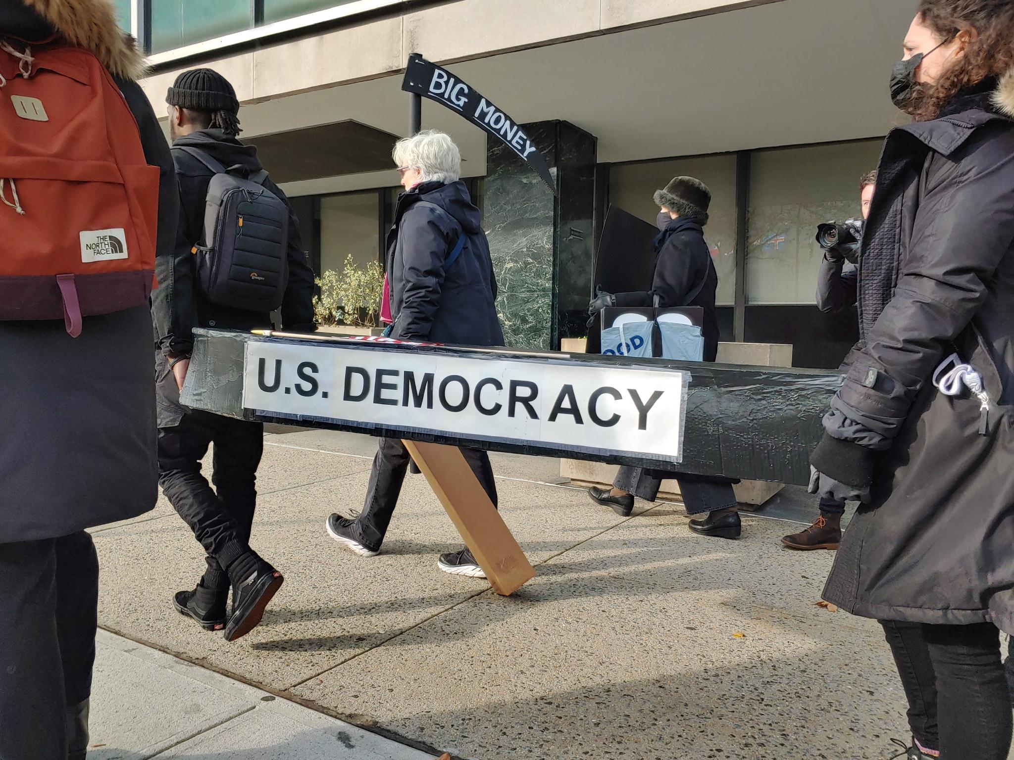 抗议人群抬着写有“美国民主”的棺材 图自推特