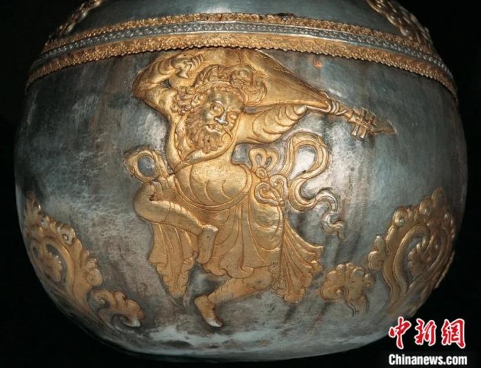 拉萨大昭寺藏吐蕃银瓶上的胡人反弹琵琶像.受访者供图