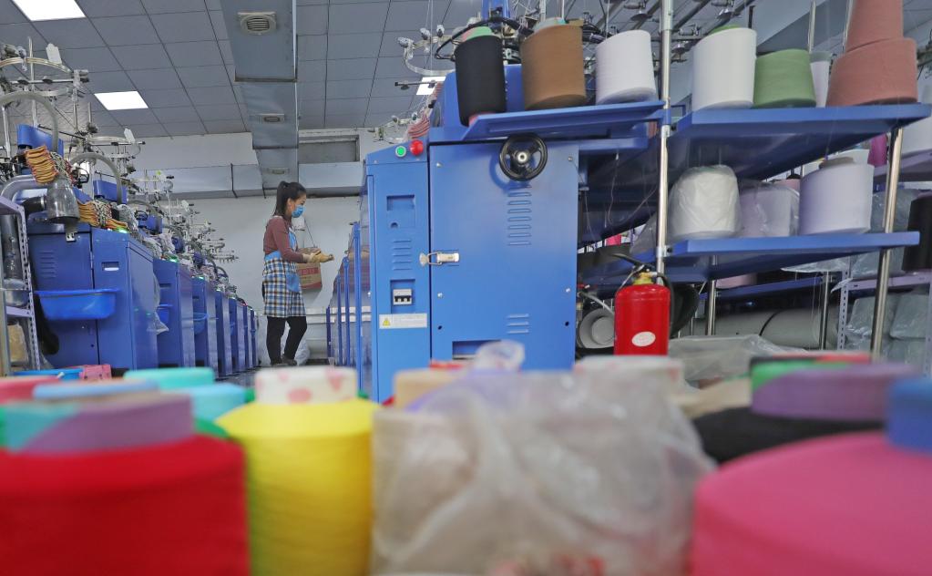 2020年1月7日，在小北河镇富程针织厂，工人在生产袜子。新华社记者杨青 摄