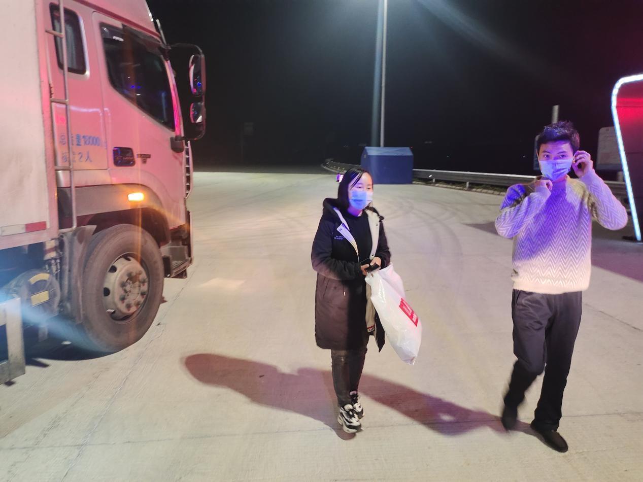 汕头：春运回家途中因琐事吵架，丈夫竟将妻子“丢弃”在高速路上休闲区蓝鸢梦想 - Www.slyday.coM