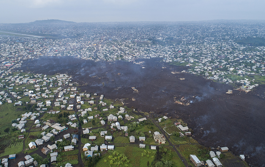  2021年5月23日，刚果（金）戈马附近，尼拉贡戈火山喷发，熔岩涌入人们居住地。