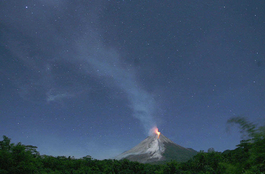 2006年5月17日，在印度尼西亚日惹夜空下，熔岩从默拉皮火山（火山）流出。