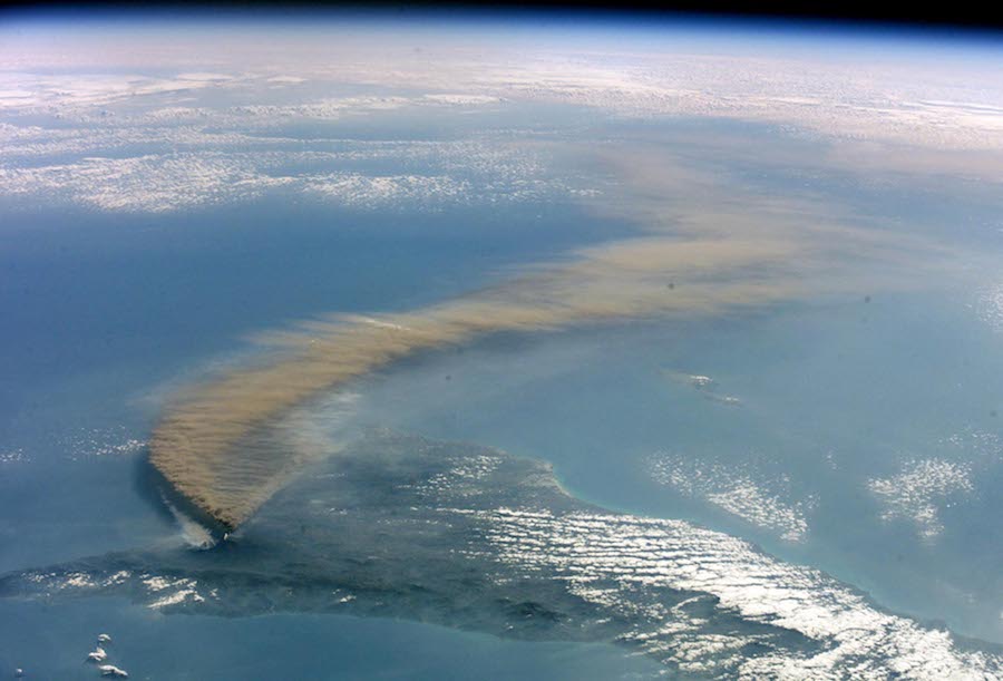 美国宇航局于2002年11月5日发布由国际空间站拍摄的埃特纳火山灰羽柱