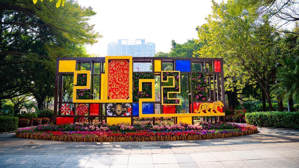 金虎报春佛山禅城街头设置多处迎新春景观小品