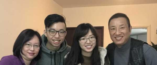 原来他只要是开白天班,那么收工一定会去市场买菜,然后回家煮饭给老婆