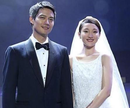 53岁高圣远与年轻美女合照新恋情疑曝光曾与周迅结婚6年