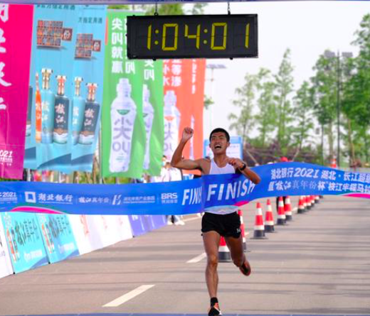 看到兴奋剂检测官加速逃跑！29岁的他被禁赛5年 曾6天内两次夺冠休闲区蓝鸢梦想 - Www.slyday.coM