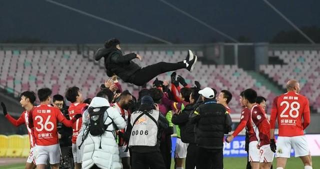 冲超成功，豪门俱乐部发来祝贺信，排面盛大！休闲区蓝鸢梦想 - Www.slyday.coM