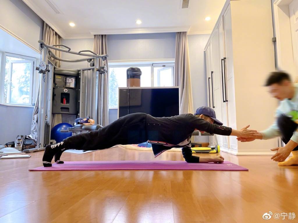 49岁宁静晒健身照练习平板支撑核心强腿部线条笔直抢镜