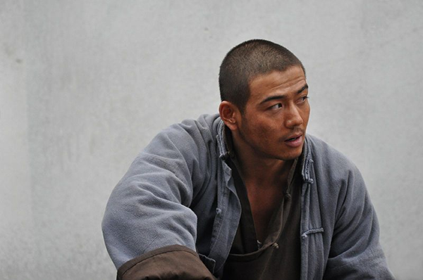 《洪流》,2011年,他又陆续主演了《蚁族的奋斗》《遍地狼烟》等剧