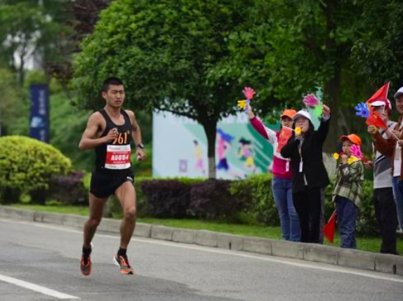 看到兴奋剂检测官加速逃跑！29岁的他被禁赛5年 曾6天内两次夺冠休闲区蓝鸢梦想 - Www.slyday.coM