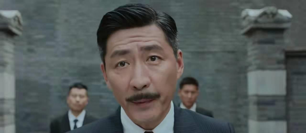 这是个一贯于饰演"神剧"的男人,比如说"燕双鹰","李元芳",但是本剧中