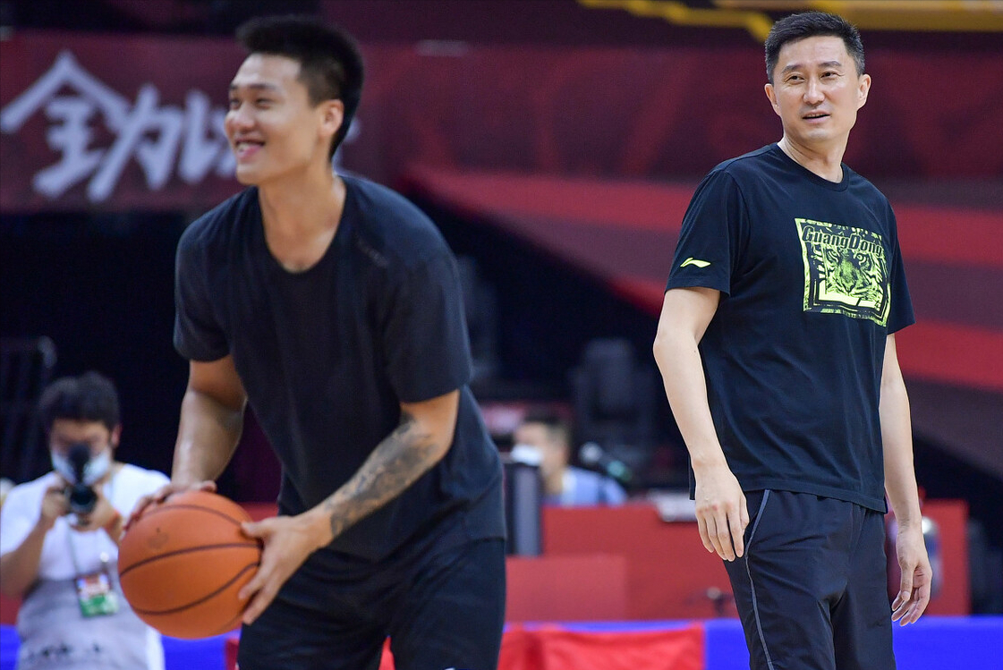 晚上22点广东外援莱多注册有变赵睿抵达长春杜锋双剑合璧