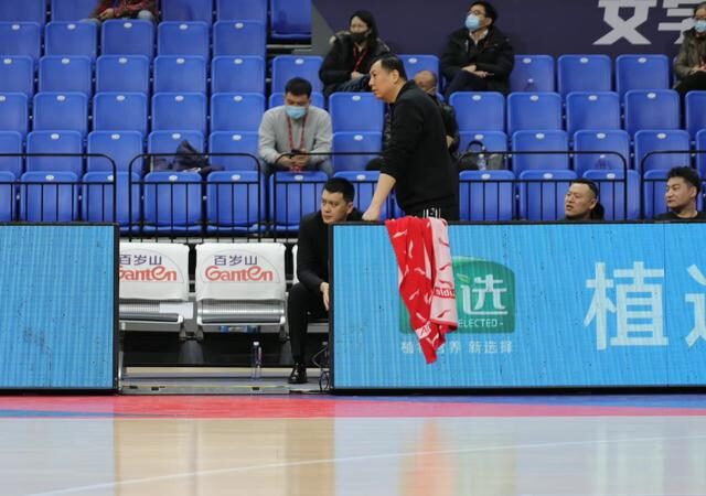 止步连胜!21岁小将11分钟砍13分成希望,杨鸣坐场边生闷气太无奈休闲区蓝鸢梦想 - Www.slyday.coM 止步连胜!21岁小将11分钟砍13分成希望,杨鸣坐场边生闷气太无奈休闲区蓝鸢梦想 - Www.slyday.coM