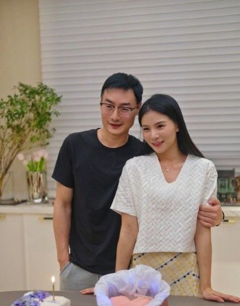 31岁何姿展现好身材,秦凯献拥吻|何姿|秦凯|奥运冠军_新浪新闻