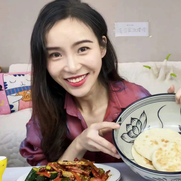 百万吃播网红再陷催吐疑云手指处两个指甲印似扣喉咙导致