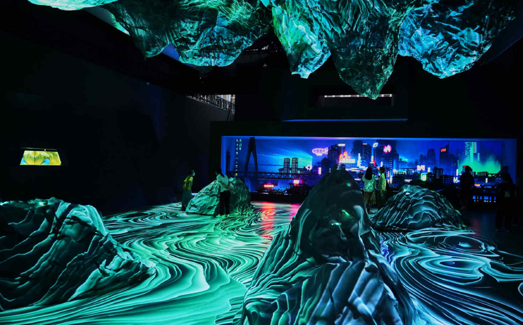 黄晓明和虚拟晓明同台龚俊唱歌周深整活哪台春晚更精彩