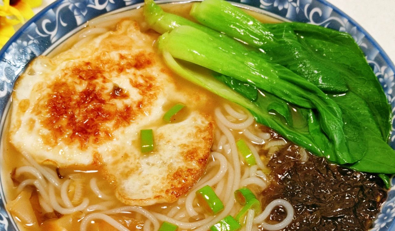 香油,紫菜,榨菜,鸡蛋;做法:1,米粉提前泡软,葱切葱花,煎一个荷包蛋;2