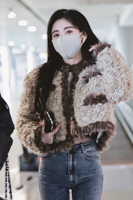 鞠婧祎不愧是美商在线的女明星代表,在寒冷冬日里现身机场的她穿着