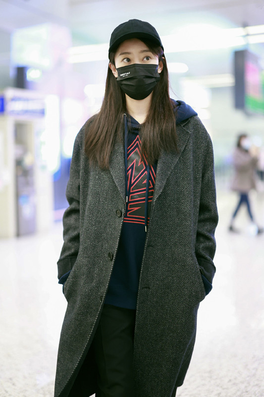 我们看张小斐戴着一顶黑色的鸭舌帽,又看到她戴着一个黑色的口罩,再配