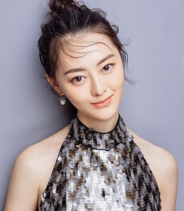 陈格自从进入娱乐圈开始,就没有以陈道明女儿的身份自居,更没有从这个